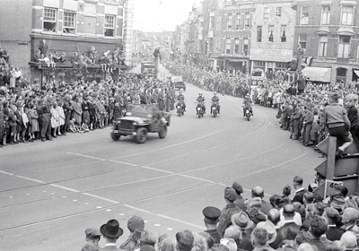 831601 Afbeelding van de Memorial D-Day Parade met militairen van de 3rd Canadian Infantry Division op de Neude te ...